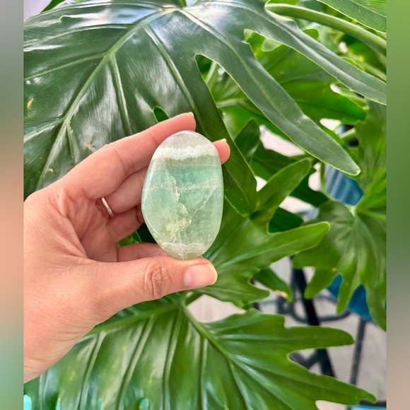 Green fluorite Palmstone - Picture 3 of 4